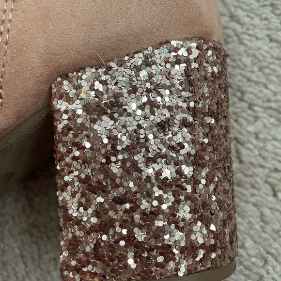 Trendy faux suede ankle boots with glitter heel. Size 8 - Picture 3 of 6